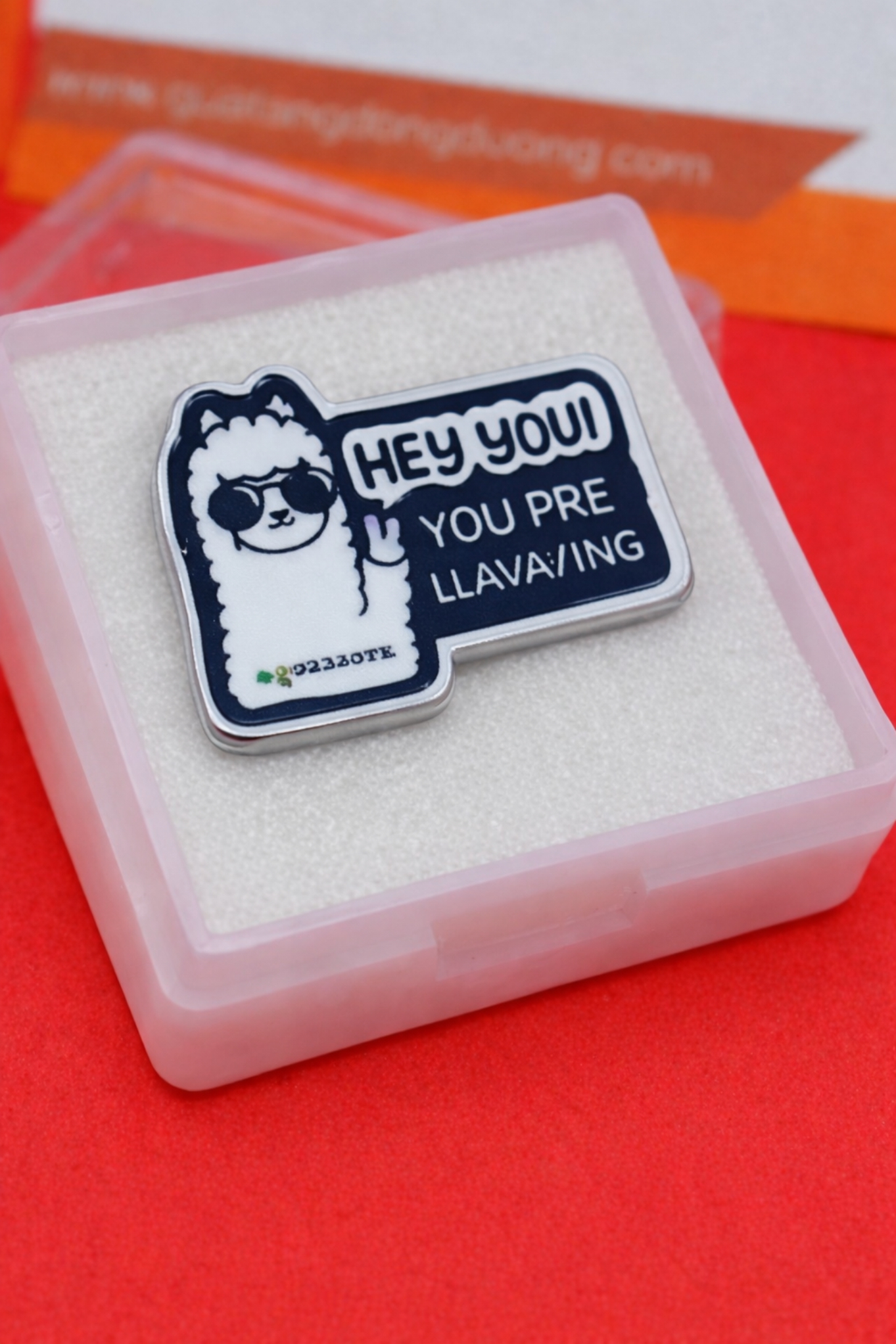 huy hiệu in trên mika